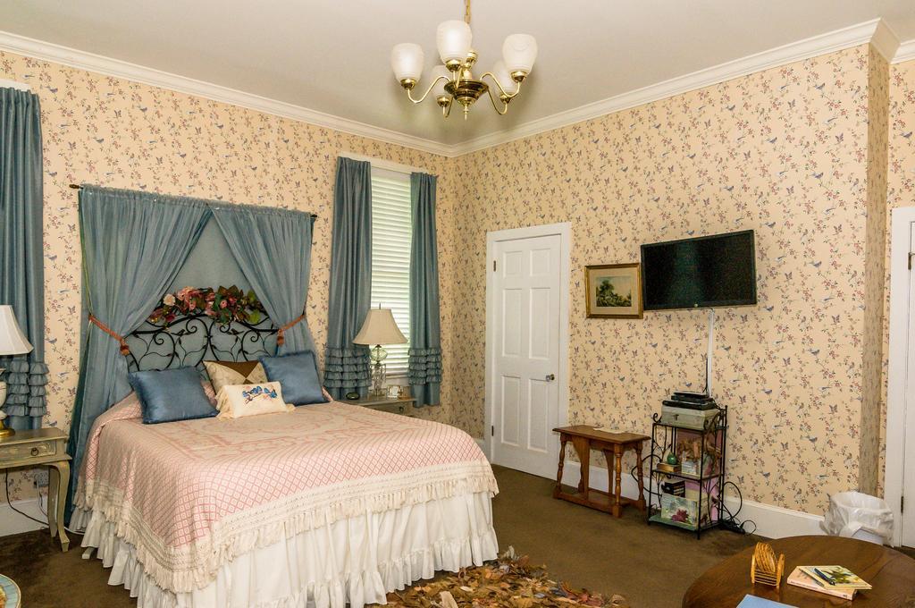 Holly House Of Hamilton Bed & Breakfast Exterior photo